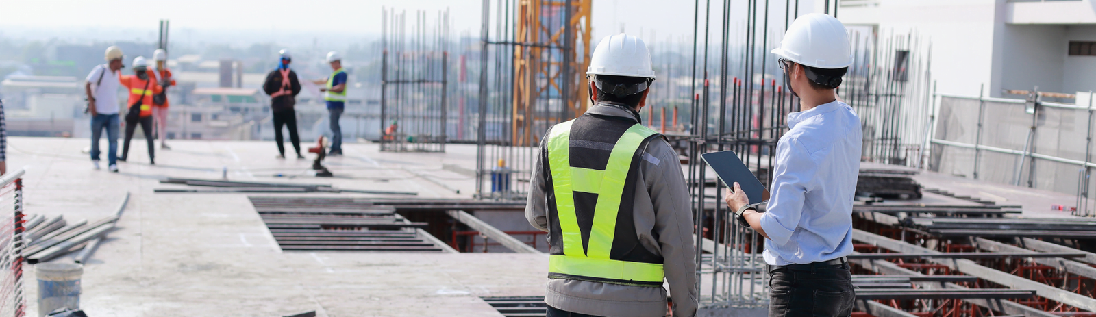 ”Un contactant général qui gère un projet de rénovation clé en main pour un bâtiment”