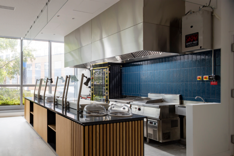 installation-dune-cuisine-professionnelles-dans-un-batiment-tertiaire-pour-une-entreprise