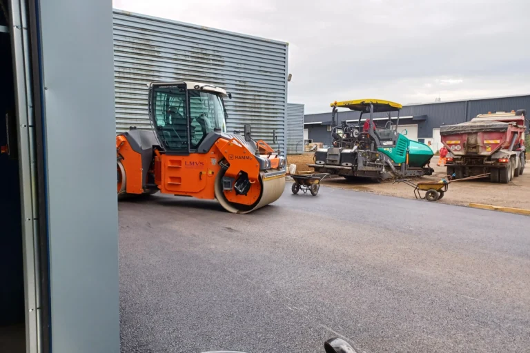 Engins de chantier et rouleau compresseur