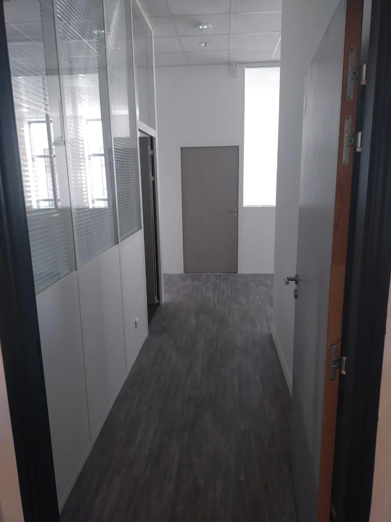 Installation de cloisons vitrées pour les bureaux d’un bâtiment industriel