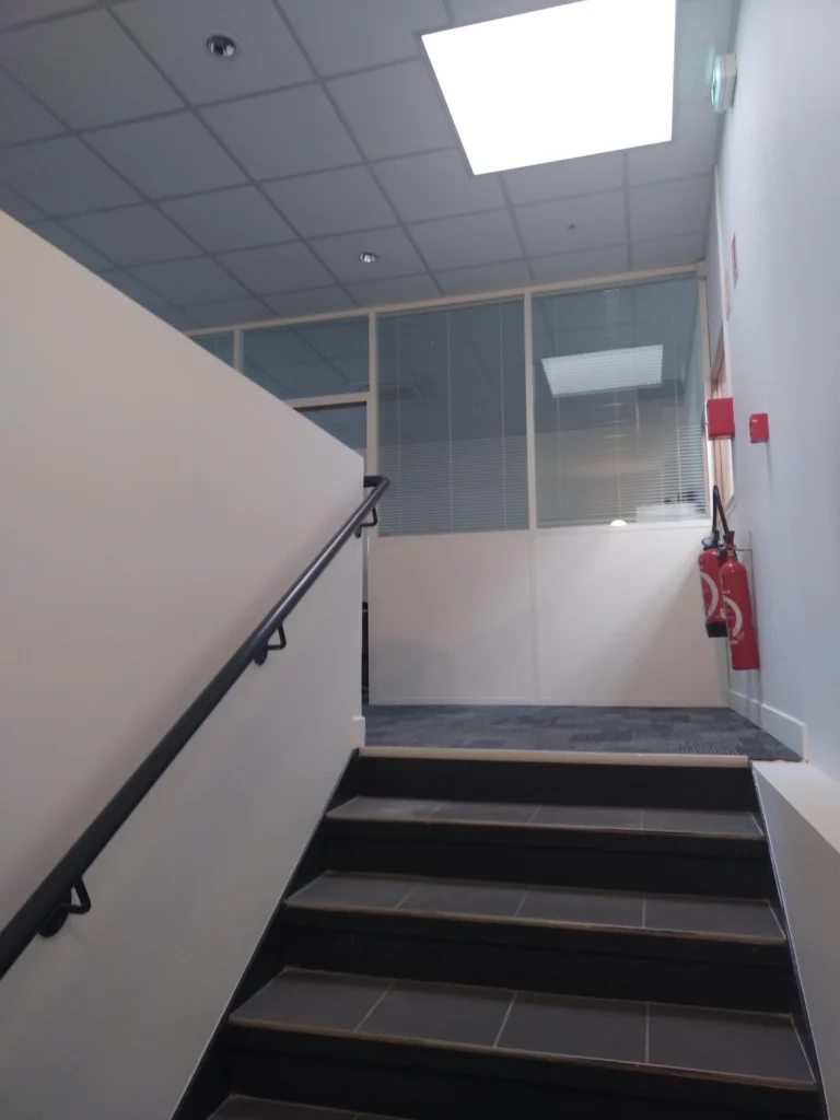 Rénovation des escaliers d’un immeuble à usage d’entrepôt