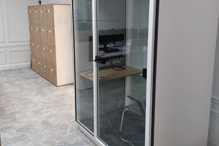 Espaces de travail et installation d’un phone box