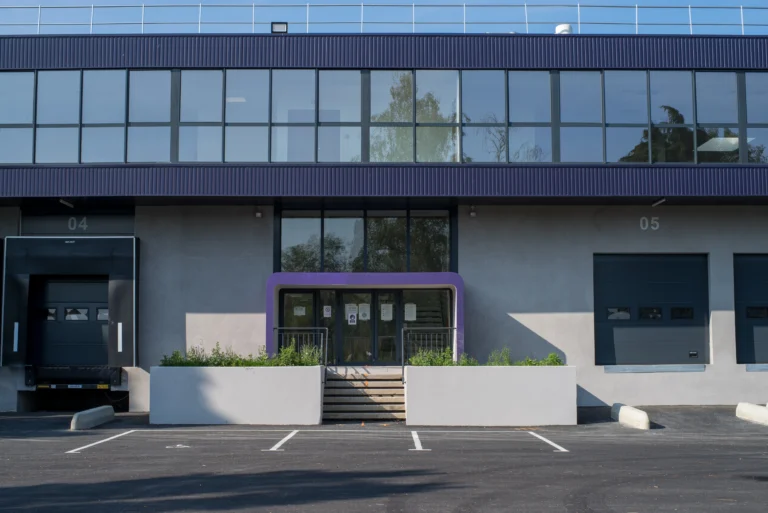 Façade du bâtiment logistique rénové avec les portes structurelles