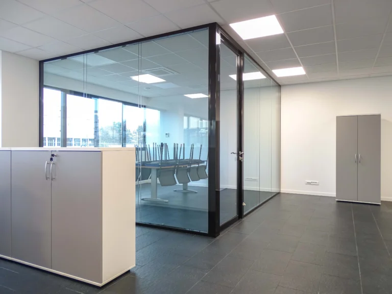 Cloisonnement des bureaux d’une entreprise du secteur industriel
