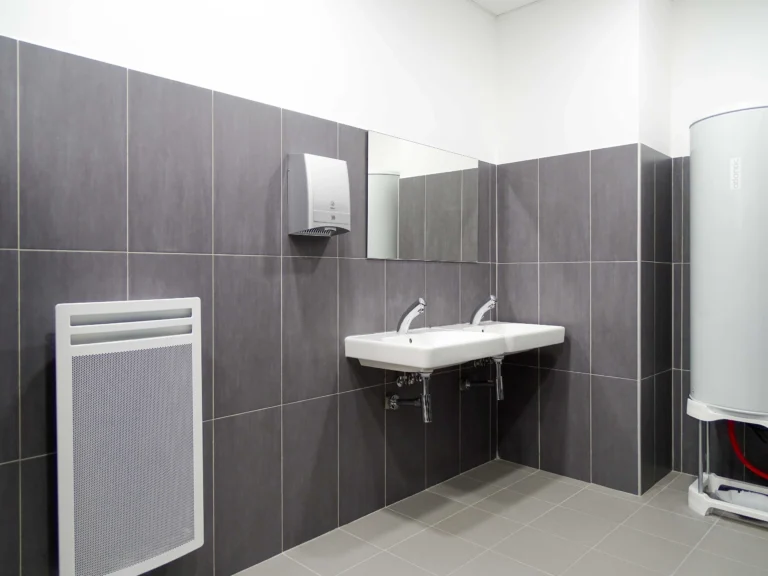 Rénovation des sanitaires dans une entreprise industrielle