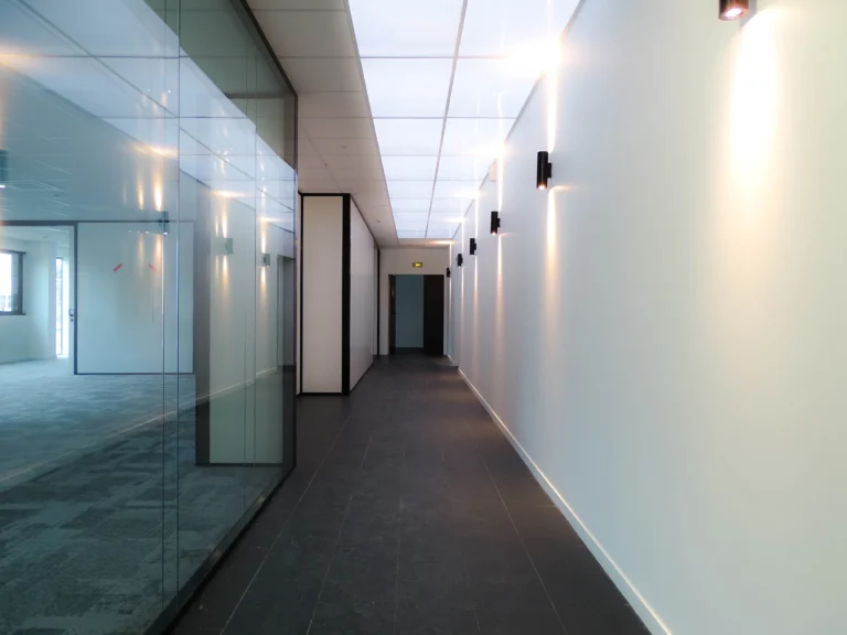 Rénovation plateaux de bureaux et couloirs d’un bâtiment industriel