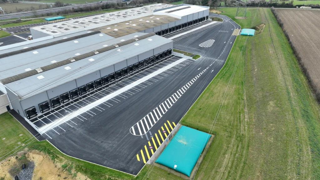 Transformation d’un entrepôt logistique avec installation de portes sectionnelles