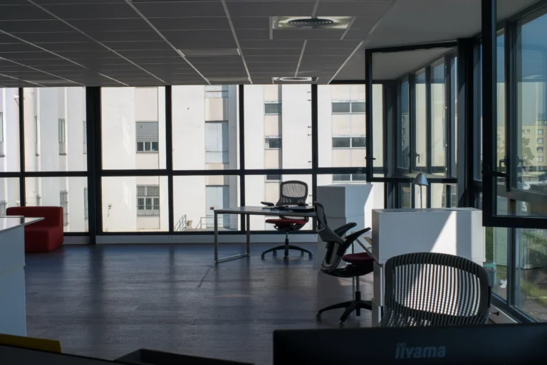 Aménagement et mobilier des bureaux de l’entrepôt