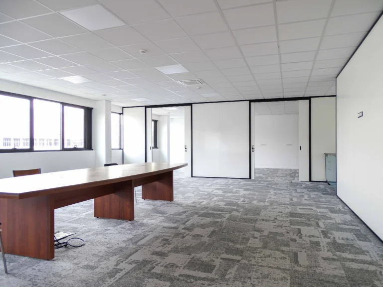 Aménagement des espaces de travail dans les bureaux d’un acteur industriel