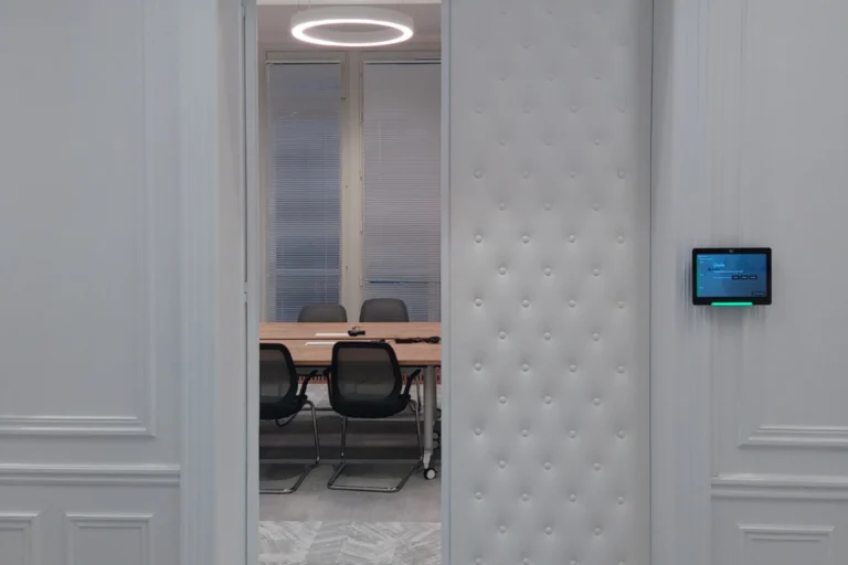Entrée de la salle de réunion avec création d’une porte sur mesure