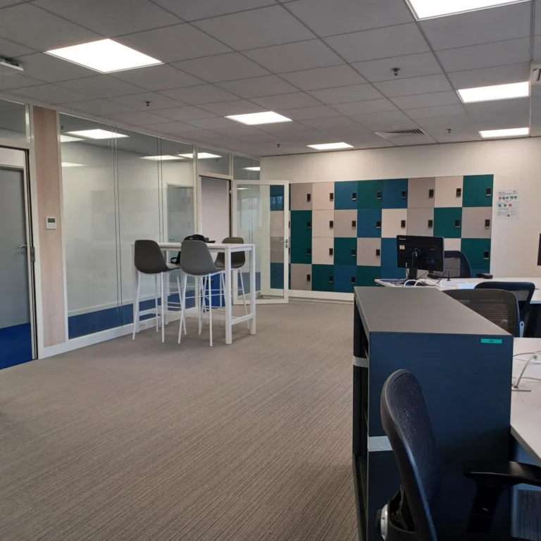 Aménagement du plateau de bureaux avec installation de casier