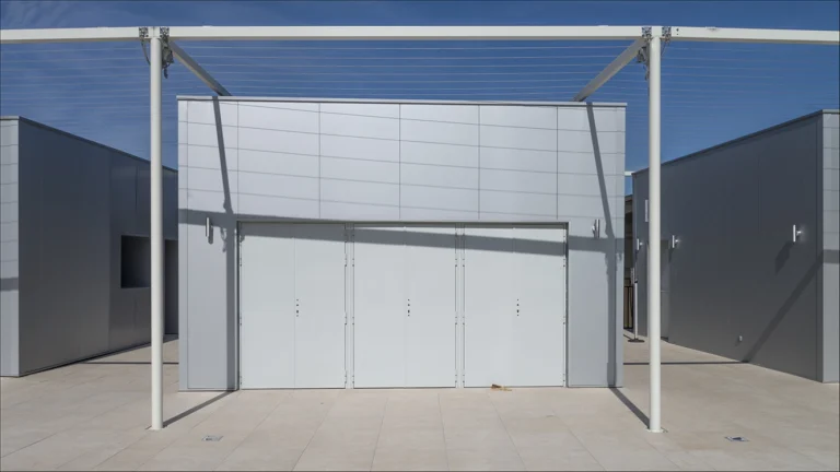 Installation d’un module préfabriqués sur la terrasse du CESE