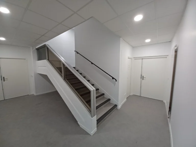 Création d’un escalier dans les bureaux de l’entrepôt