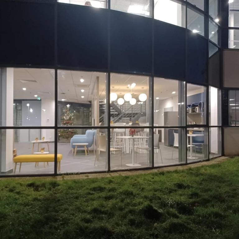 Façade du bâtiment logistique suite à l’aménagement