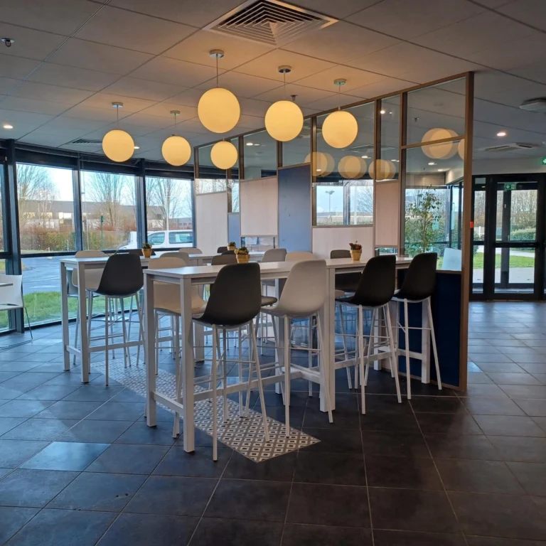 Travaux d’installation d’une cuisine aménagée en entreprise
