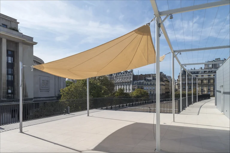 Installation d’une pergola métallique sur la terrasse du CESE